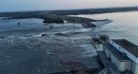 "우크라 카호우카 댐, 내부에서 폭파돼"…우크라군 반격 진로 막아